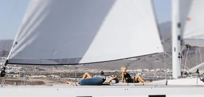 Clientes tomando el sol en la cubierta del Lady Sunshine