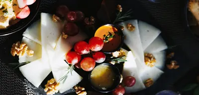 Catering premium a bordo del Lady Sunshine: tabla de quesos y fruta